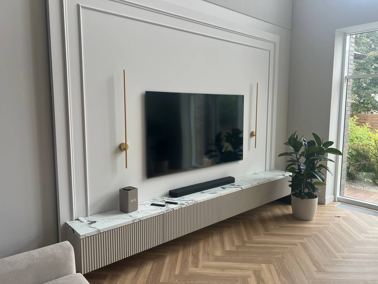 Тумба под ТВ Белая рифлёная + Мраморная столешница